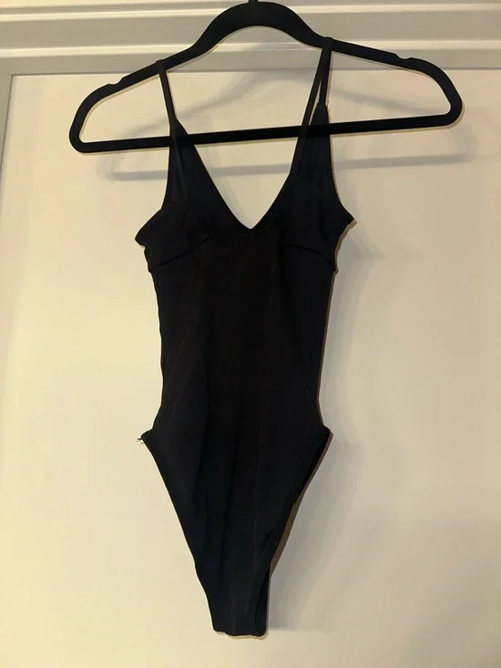 Black Ribbed V‑Neck Strappy Bodysuit - Picture 4 of 7